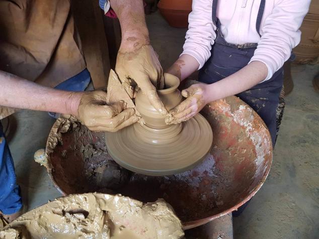 Taller infantil en la alfarería. 