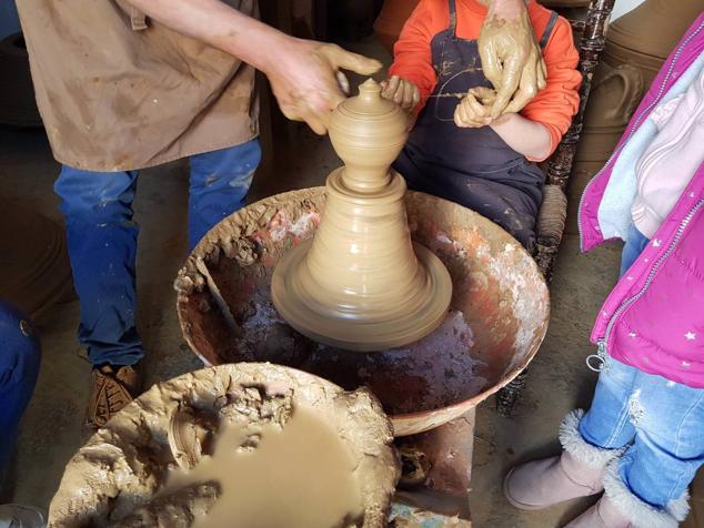 Taller infantil en la alfarería. 