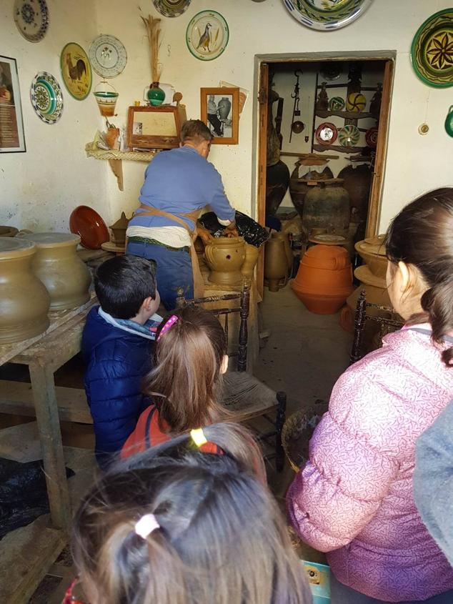 Taller infantil en la alfarería. 