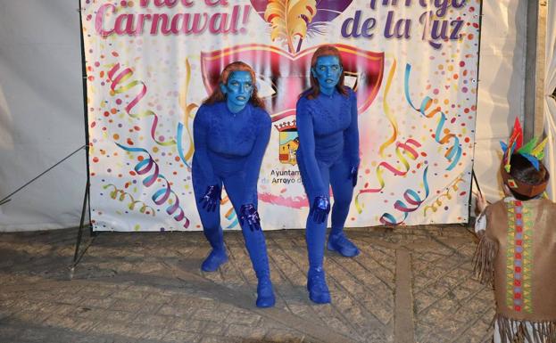 Imagen principal - 43 comparsas participaron en el concurso de Carnaval adulto