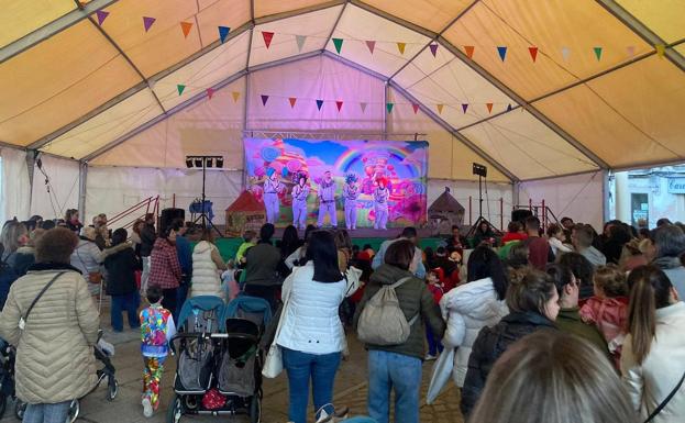 Imagen principal - Los niños tomaron las calles disfrutando de su Carnaval