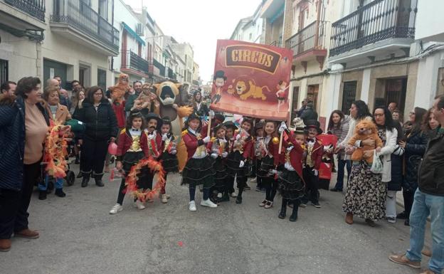 Los niños tomaron las calles disfrutando de su Carnaval