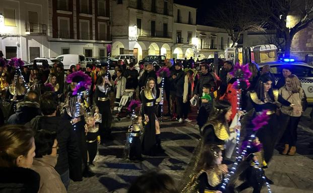 Imagen principal - El Carnaval llenó de alegría y color las calles de Arroyo de la Luz
