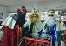 Los Reyes Magos repartiendo regalos en la residencia Virgen de la Luz.