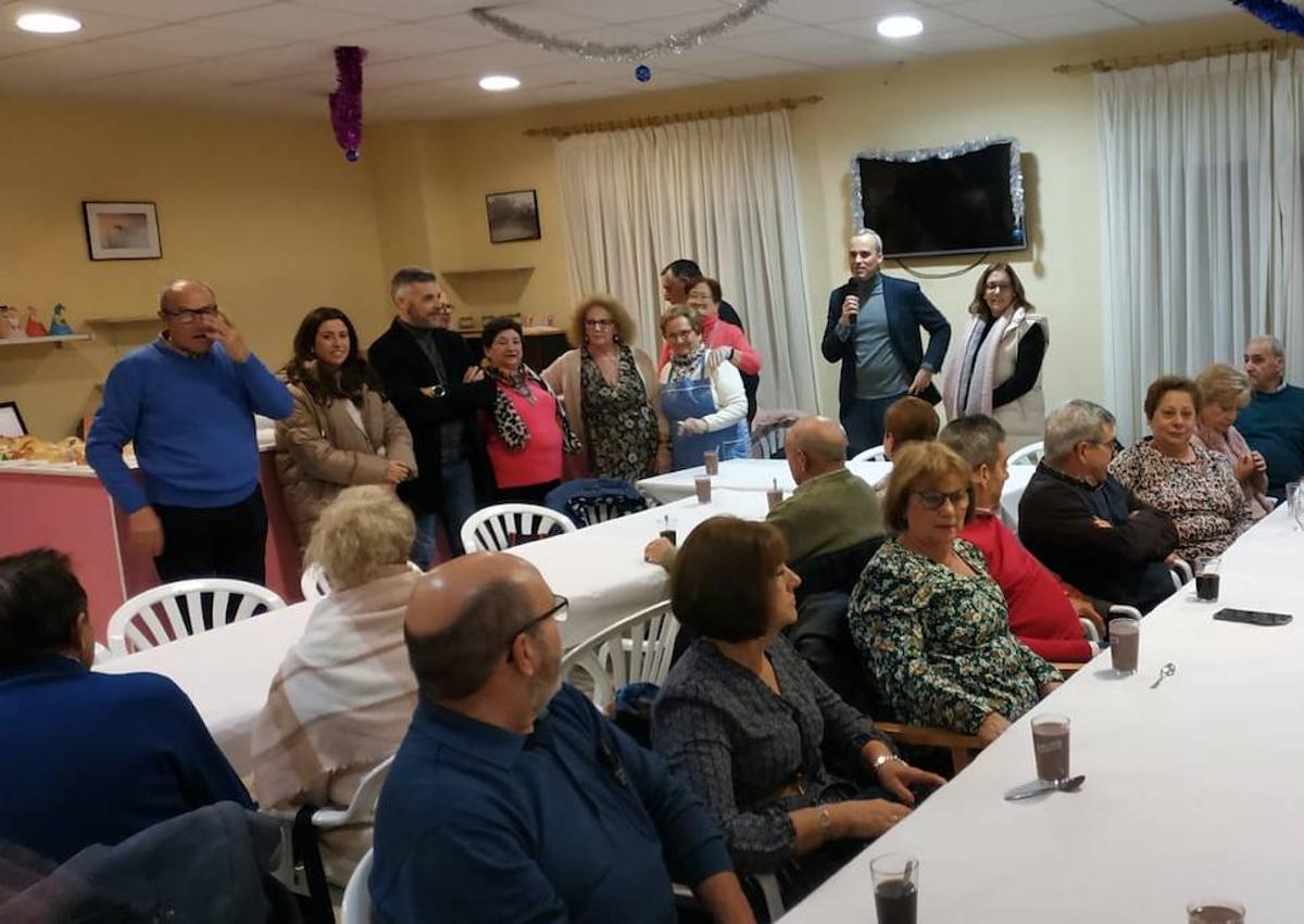 Imagen secundaria 1 - El Hogar de Mayores celebra la Navidad con Roscón de Reyes