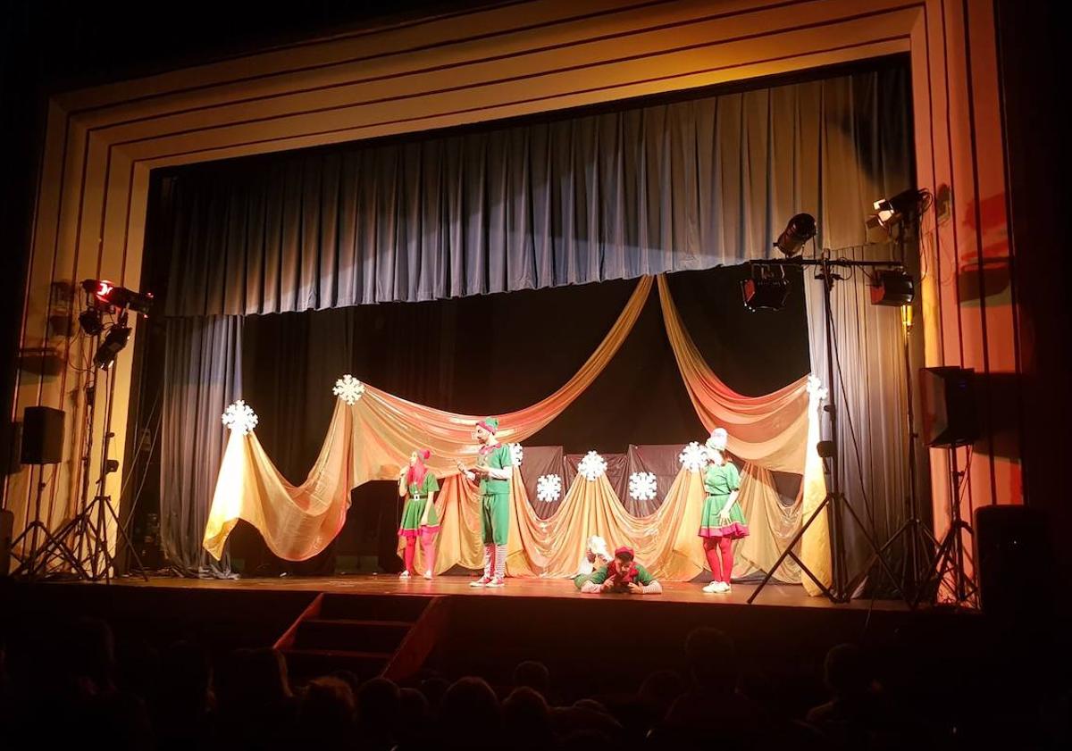 Imagen principal - Los elfos llenaron de magia y diversión el Cine-Teatro de Arroyo de la Luz