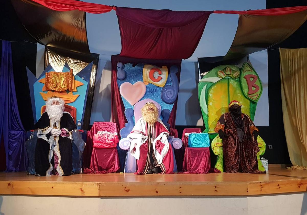 Imagen principal - Los Reyes Magos en sus tronos donde recibieron a los pequeños.