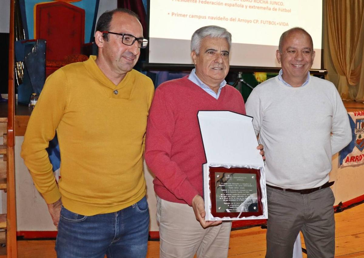 Imagen secundaria 1 - Arriba, Pedro Rocha junto a la directiva del club. Debajo, entrega de la placa y la camiseta.