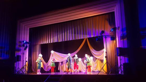 Los elfos llenaron de magia y diversión el Cine-Teatro de Arroyo de la Luz
