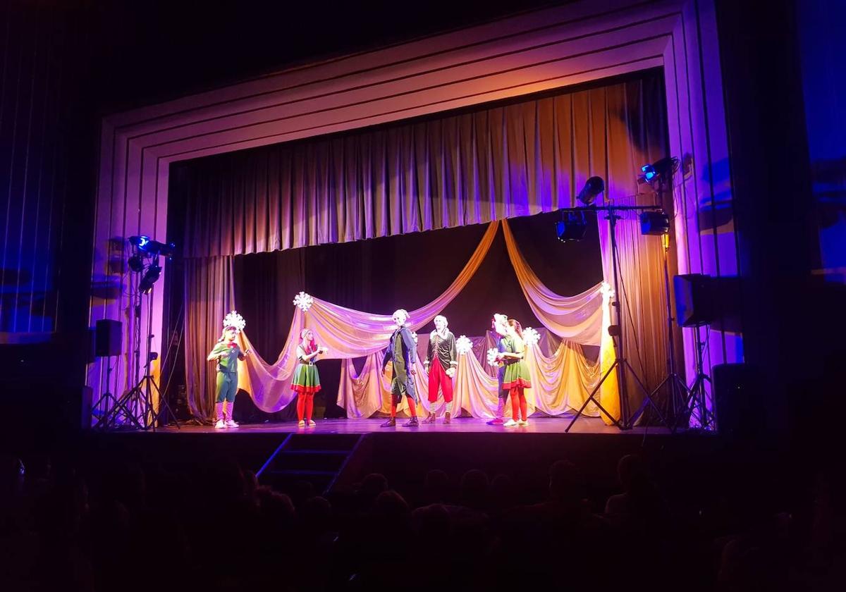 Los elfos llenaron de magia y diversión el Cine-Teatro de Arroyo de la Luz