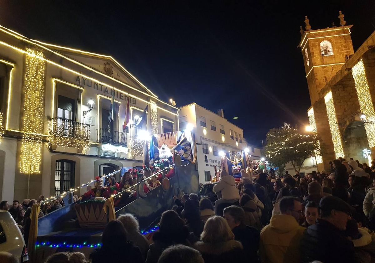 Las carrozas de los Reyes Magos salieron arropadas por un gran número de personas que salieron para saludarles.