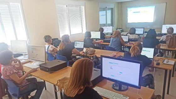 Más de 8700 mujeres de entornos rurales han participado en el programa 'Conectadas'