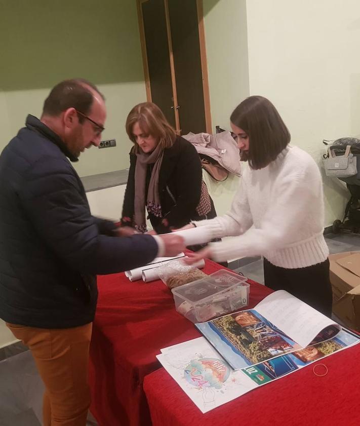 Imagen secundaria 2 - Arriba, bienvenida a los bebés. Debajo, El Pandero en la Gala Solidaria y la entrega del calendario 2024.