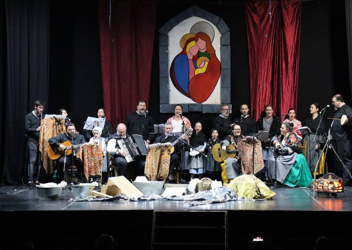 Imagen secundaria 1 - Arriba, bienvenida a los bebés. Debajo, El Pandero en la Gala Solidaria y la entrega del calendario 2024.