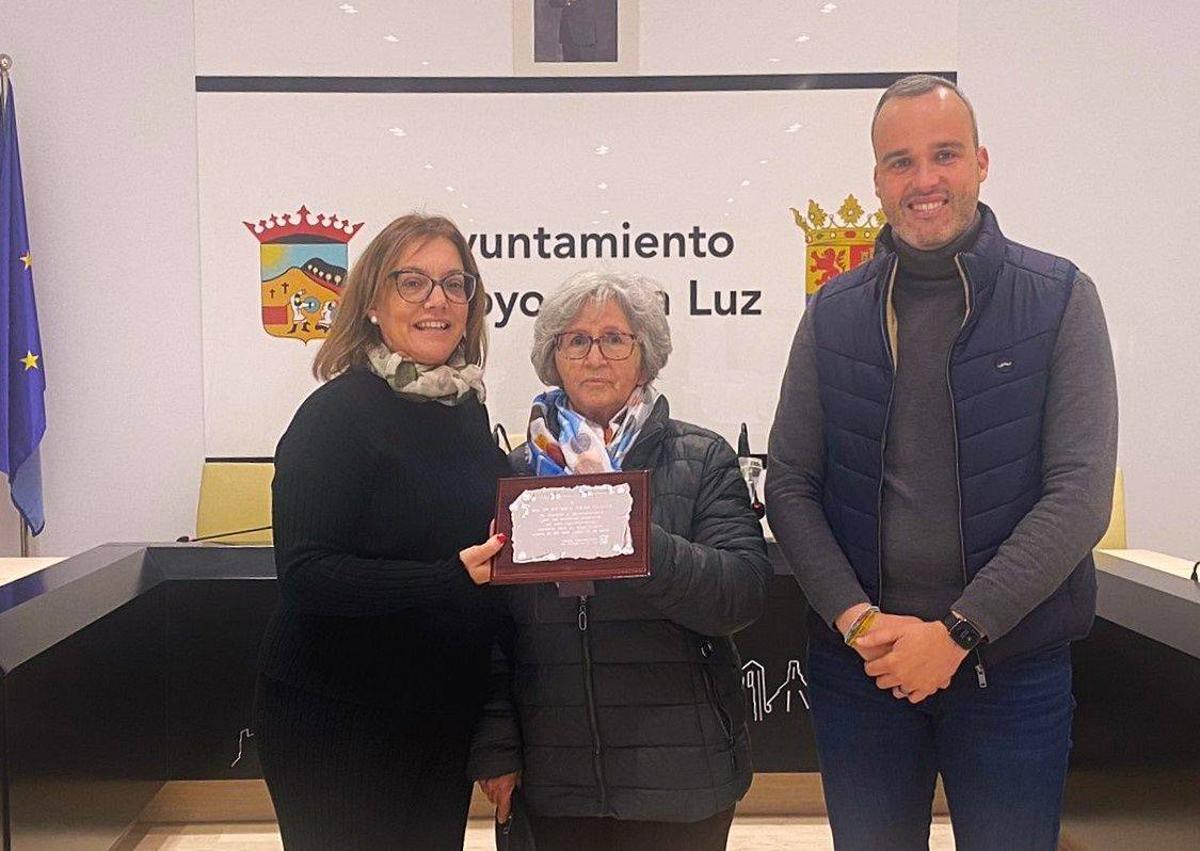Imagen secundaria 1 - Entrega de la placa a Victoria Arias.