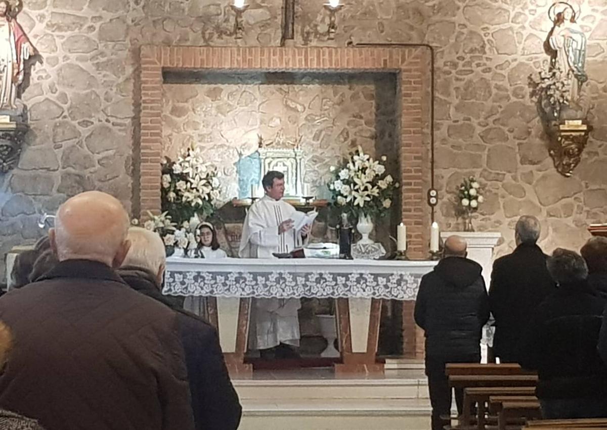 Imagen secundaria 1 - Arriba: la nueva imagen de San Antón que fue bendecida durante la misa. Debajo: bendición de la imagen.