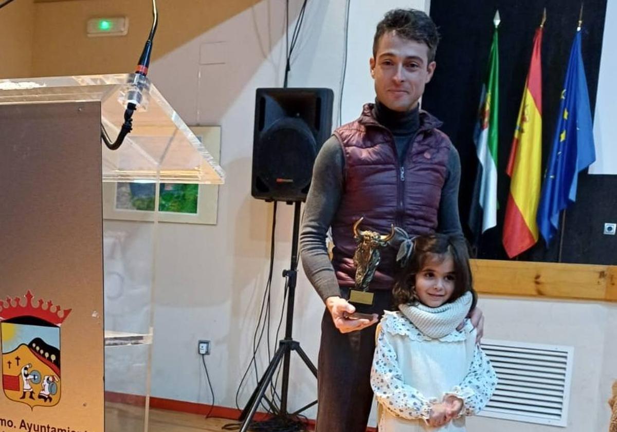 Imagen principal - Arriba, entreag del premio. Debajo, asistentes a las charlas y premiado junto a la directiva de la asociación