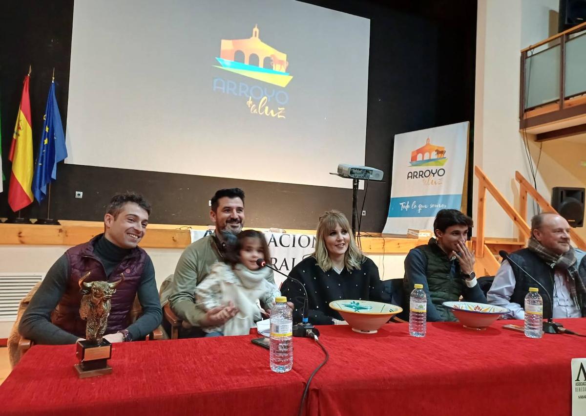 Imagen secundaria 1 - Arriba, entreag del premio. Debajo, asistentes a las charlas y premiado junto a la directiva de la asociación