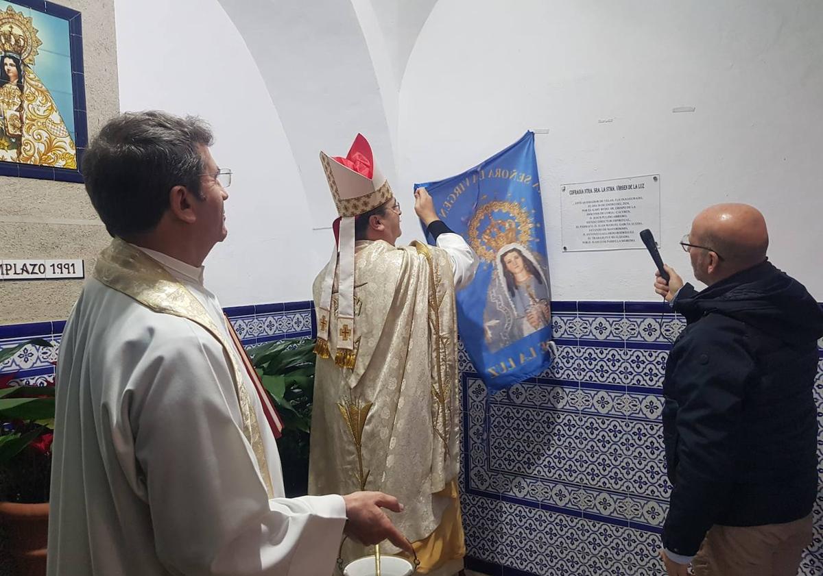 Imagen principal - Descubrimiento de la placa. Debajo, Juan Luis Parrilla junto a su mujer. 