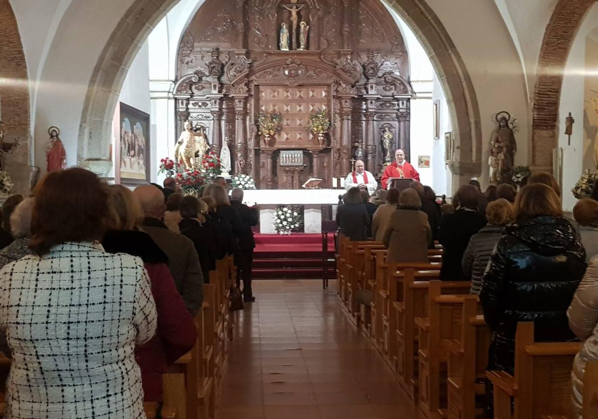 Imagen principal - Arriba, el obispo oficiando la misa junto al sacerdote local. Debajo, San Sebastián engalanado para su fiesta y procesión tras la misa.