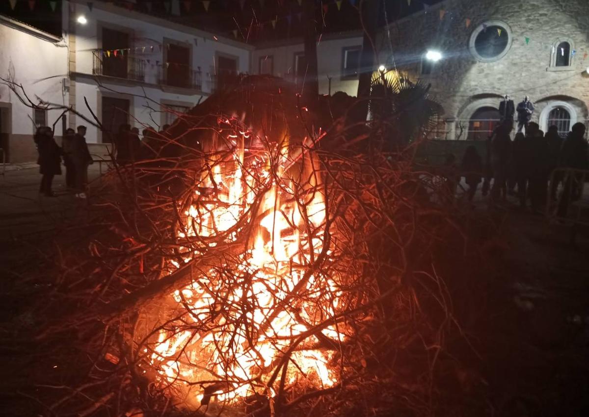 Imagen secundaria 1 - Actuaciones y luminaria tras la misa.