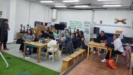 El programa 'ConectadAs' disfrutó de las instalaciones del Circular FAB con un taller de diseño 3d con TinkerCAD