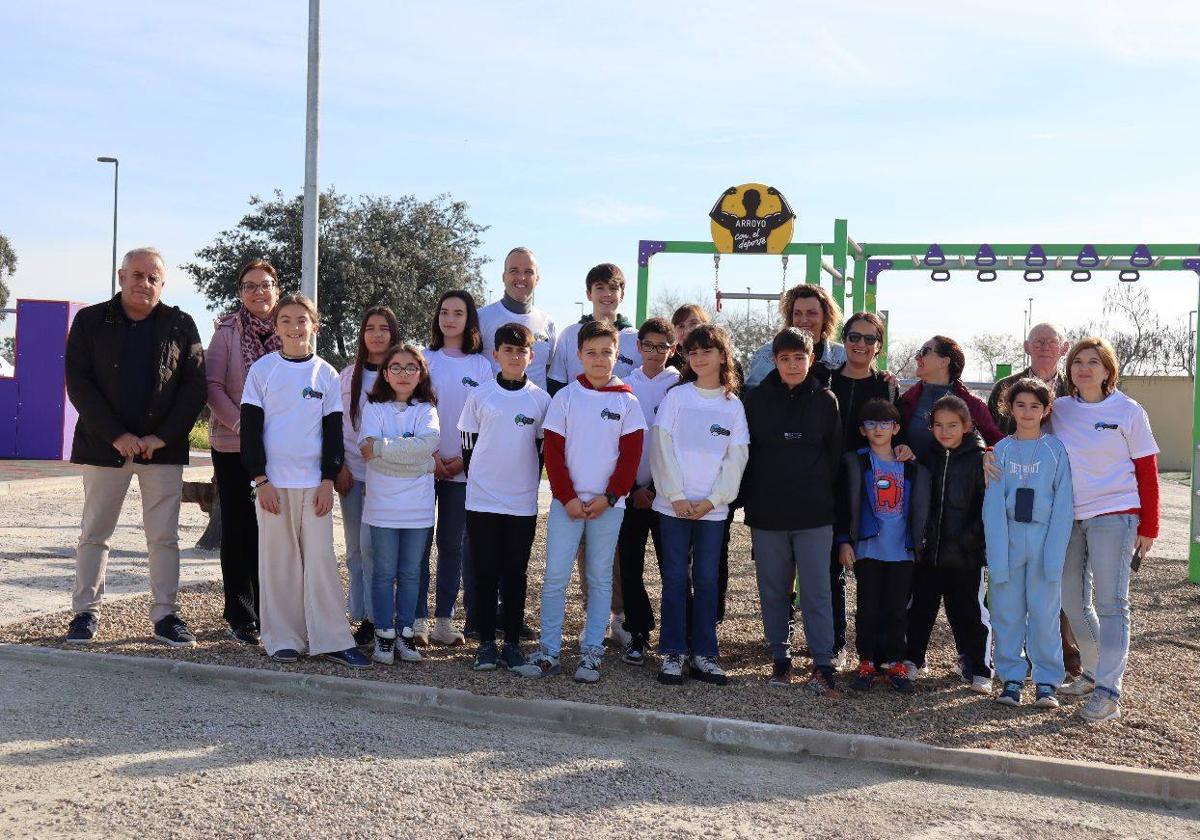 El Consejo de Participación Infantil y Adolescente visita el nuevo parque junto al alcalde local y concejales y la técnico de Ciudades Saludables y Sostenibles.