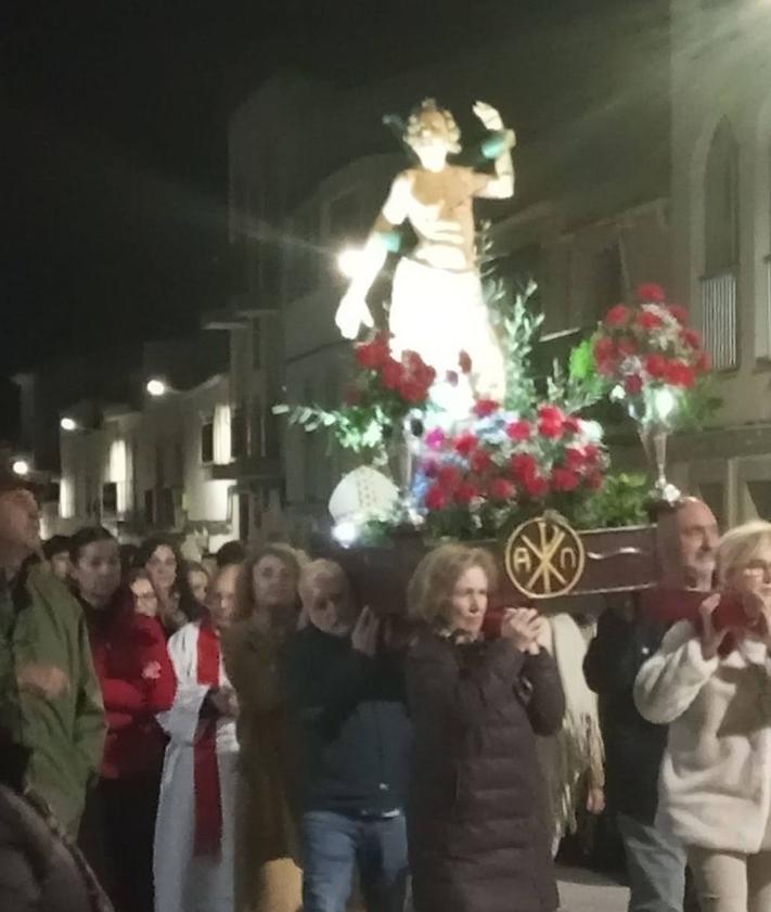 Imagen secundaria 2 - Arriba, última misa del Santo Quinario. Debajo, luminaria y procesión.