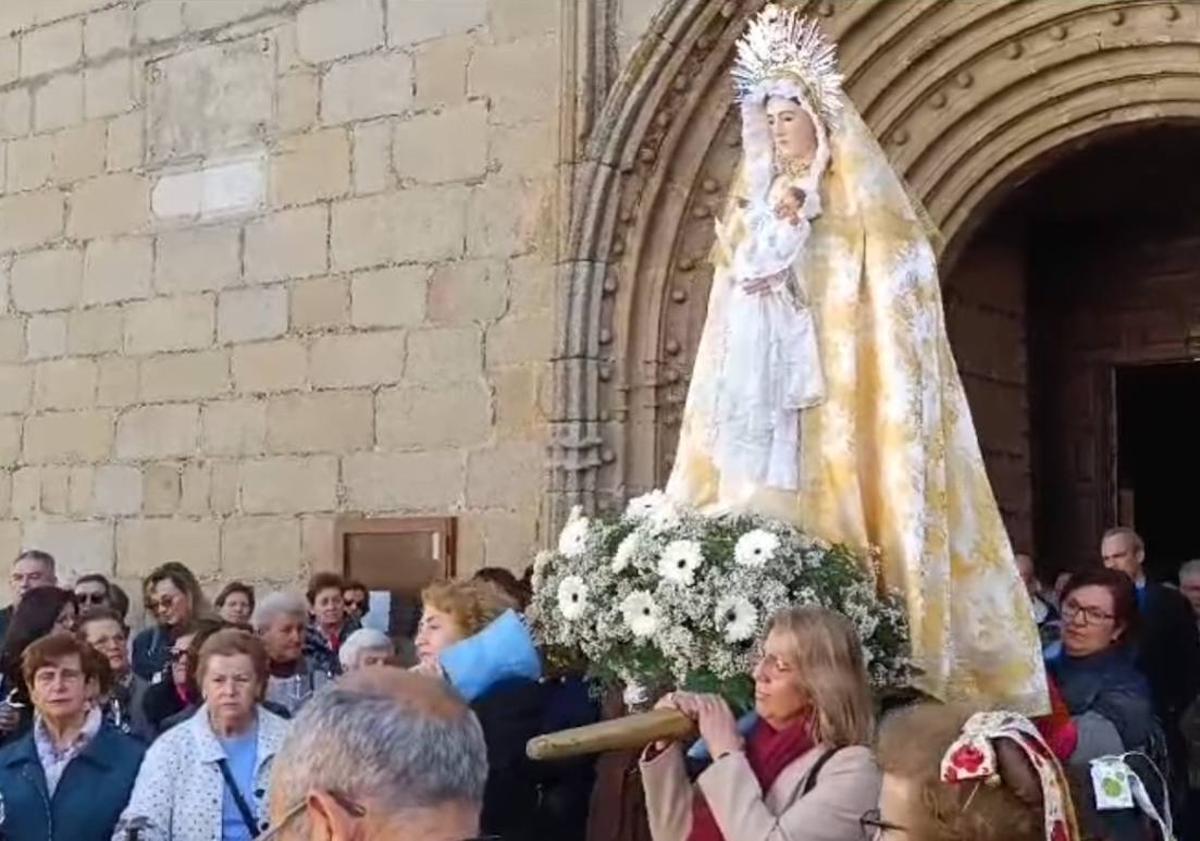 Imagen principal - Salida de la procesión.