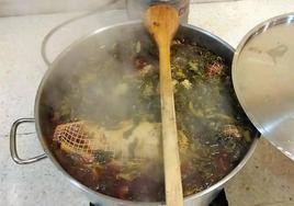 Una olla en la que se están preparando las coles con buche.