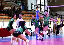 Ángela Peña defiende en segunda línea.