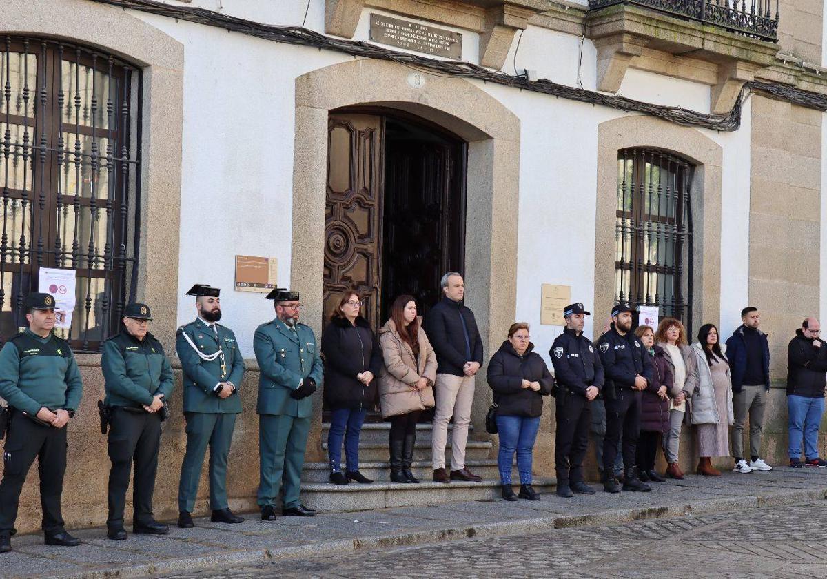 Arroyo de la Luz se une a las protestas por el asesinato de los dos Guardias Civiles en Barbate