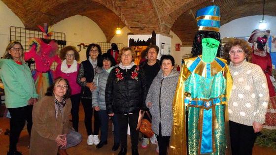 La asociación 'Amas de Casa' muestra sus trajes de Carnaval en la Oficina de Turismo