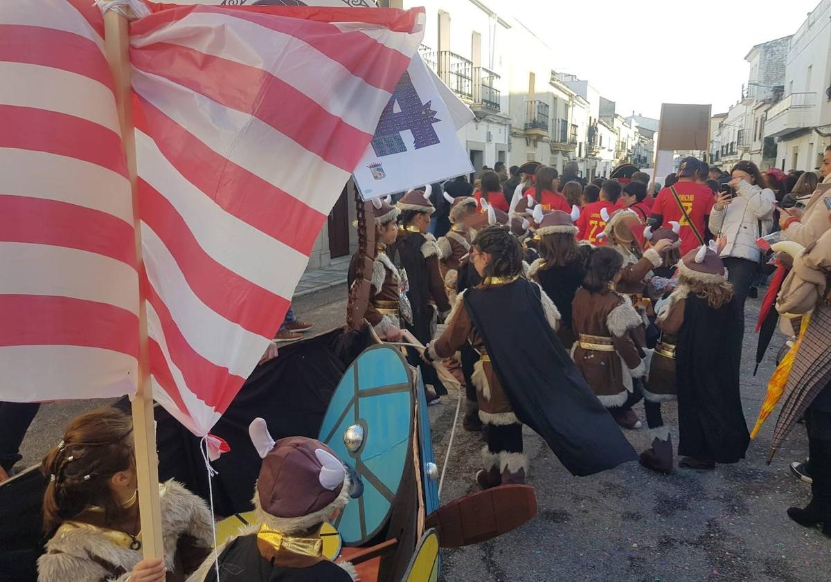 Imagen principal - Una de las comparsas que participaron en el Desfile Infantil.