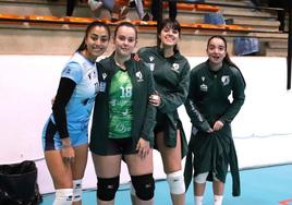 La líbero Desiré Castaño, junto a compañeras del banquillo.