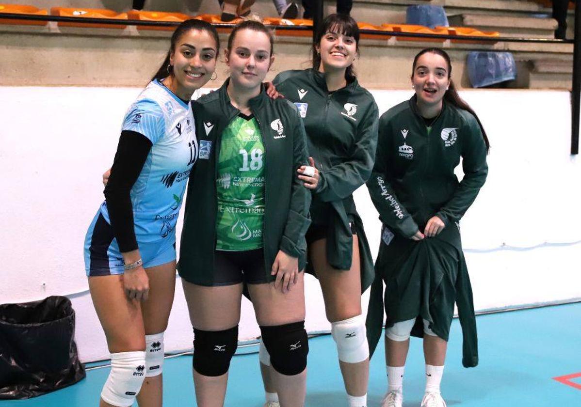 La líbero Desiré Castaño, junto a compañeras del banquillo.