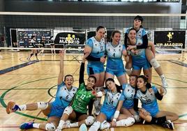 La plantilla del Extremadura Arroyo muestra su alegría tras el triunfo.