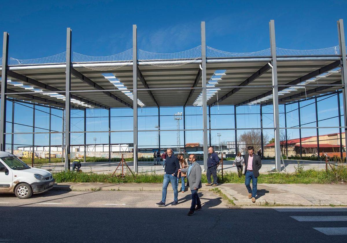 Imagen principal - Arriba, visita de las obras del segundo pabellón, debajo visita al parque de la Cruz.