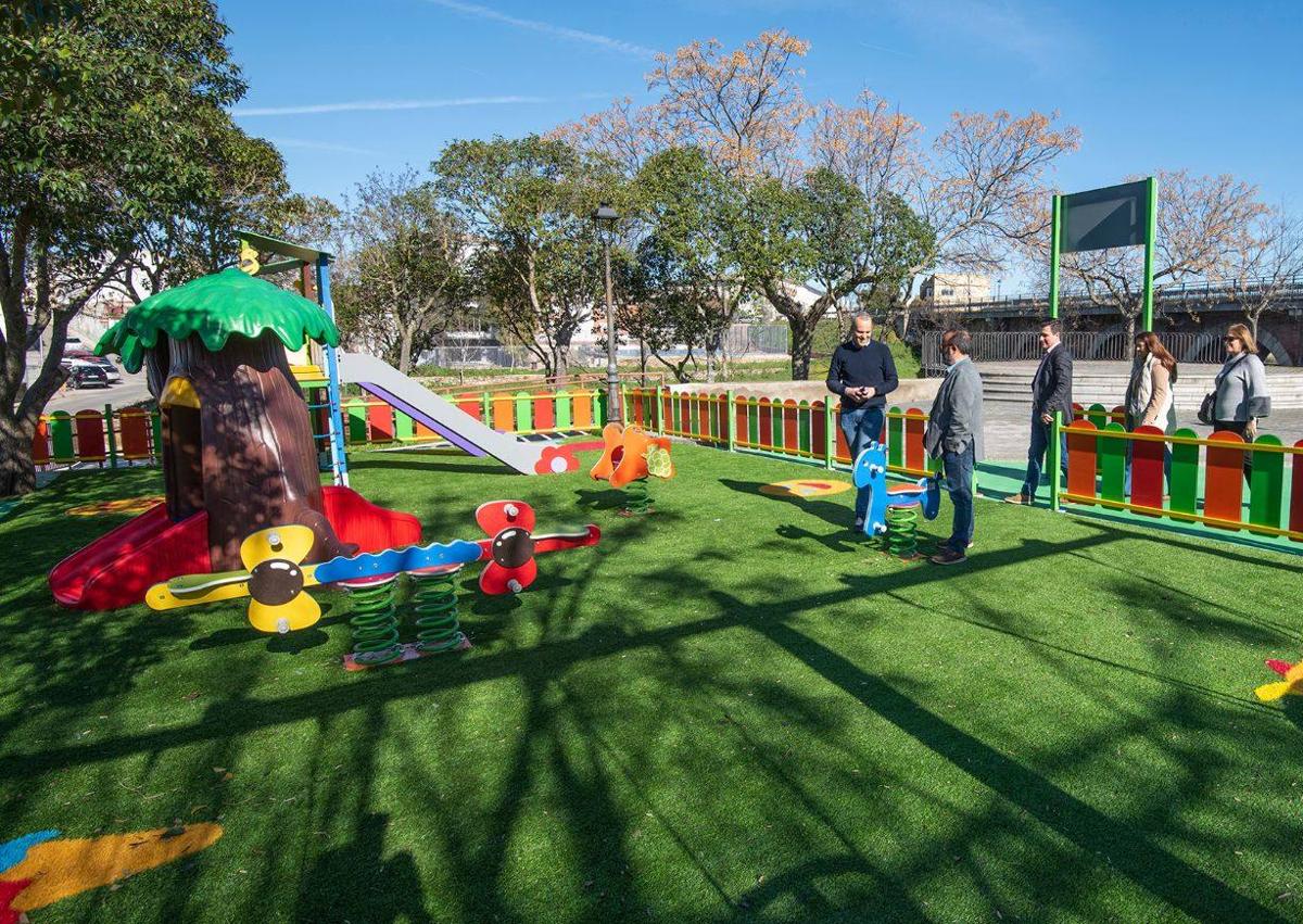 Imagen secundaria 1 - Arriba, visita de las obras del segundo pabellón, debajo visita al parque de la Cruz.