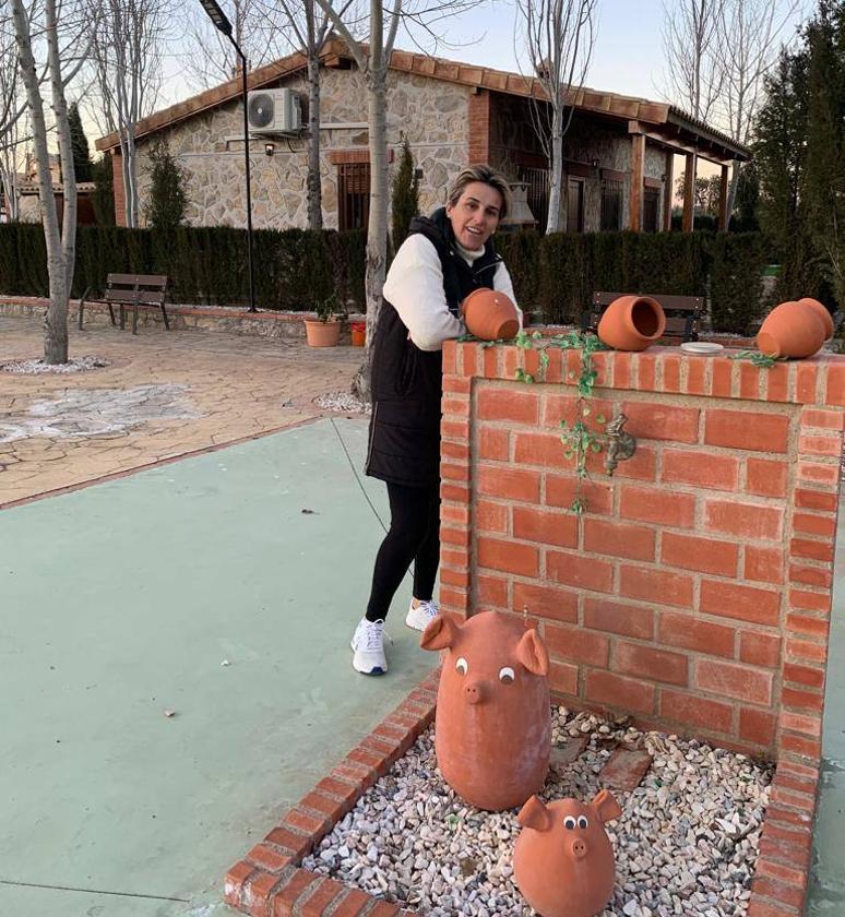 María José Tato frente a una de las casas del Complejo La Paloma.