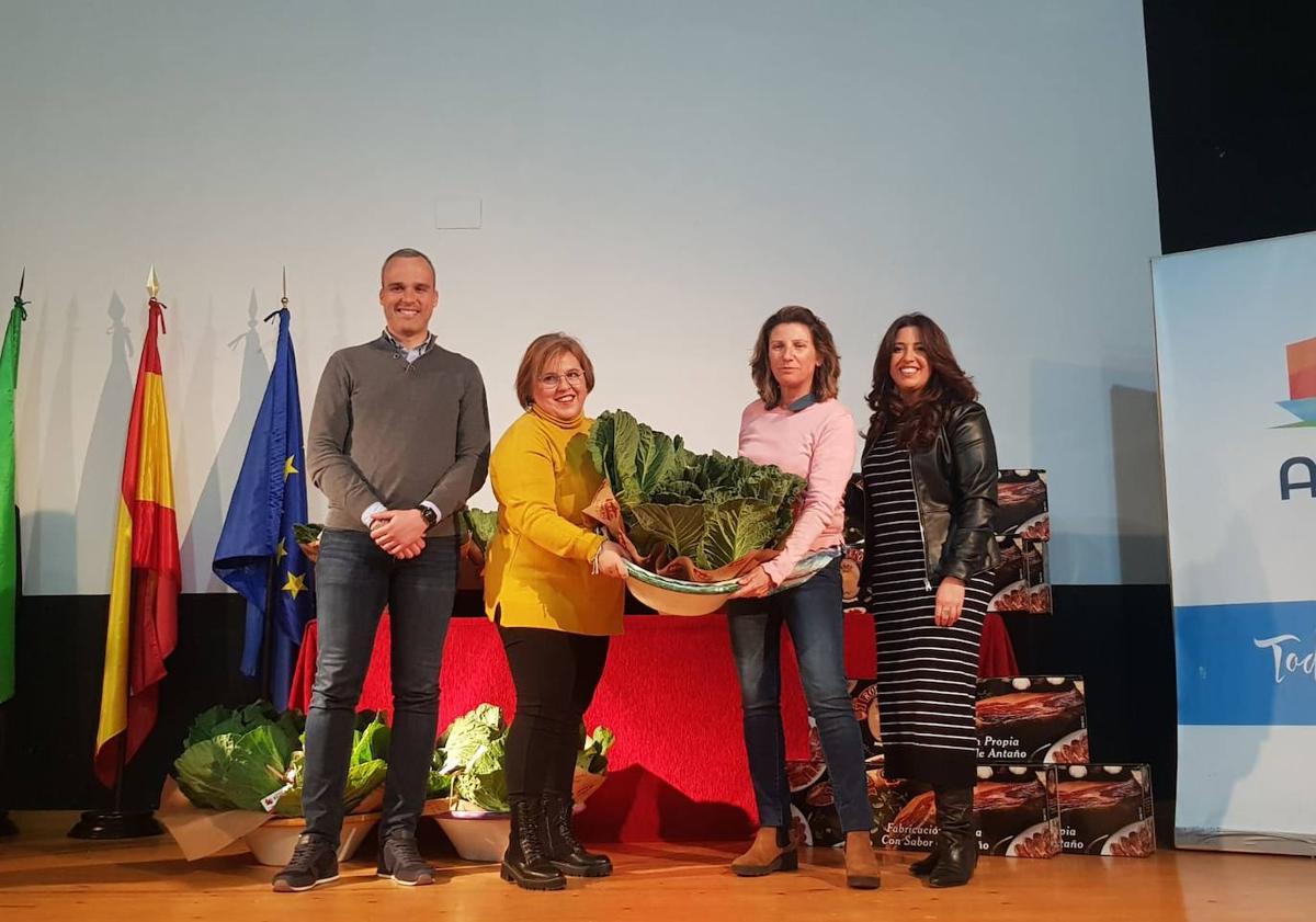 Imagen principal - Ganadores del concurso fotográfico recogiendo sus premios.