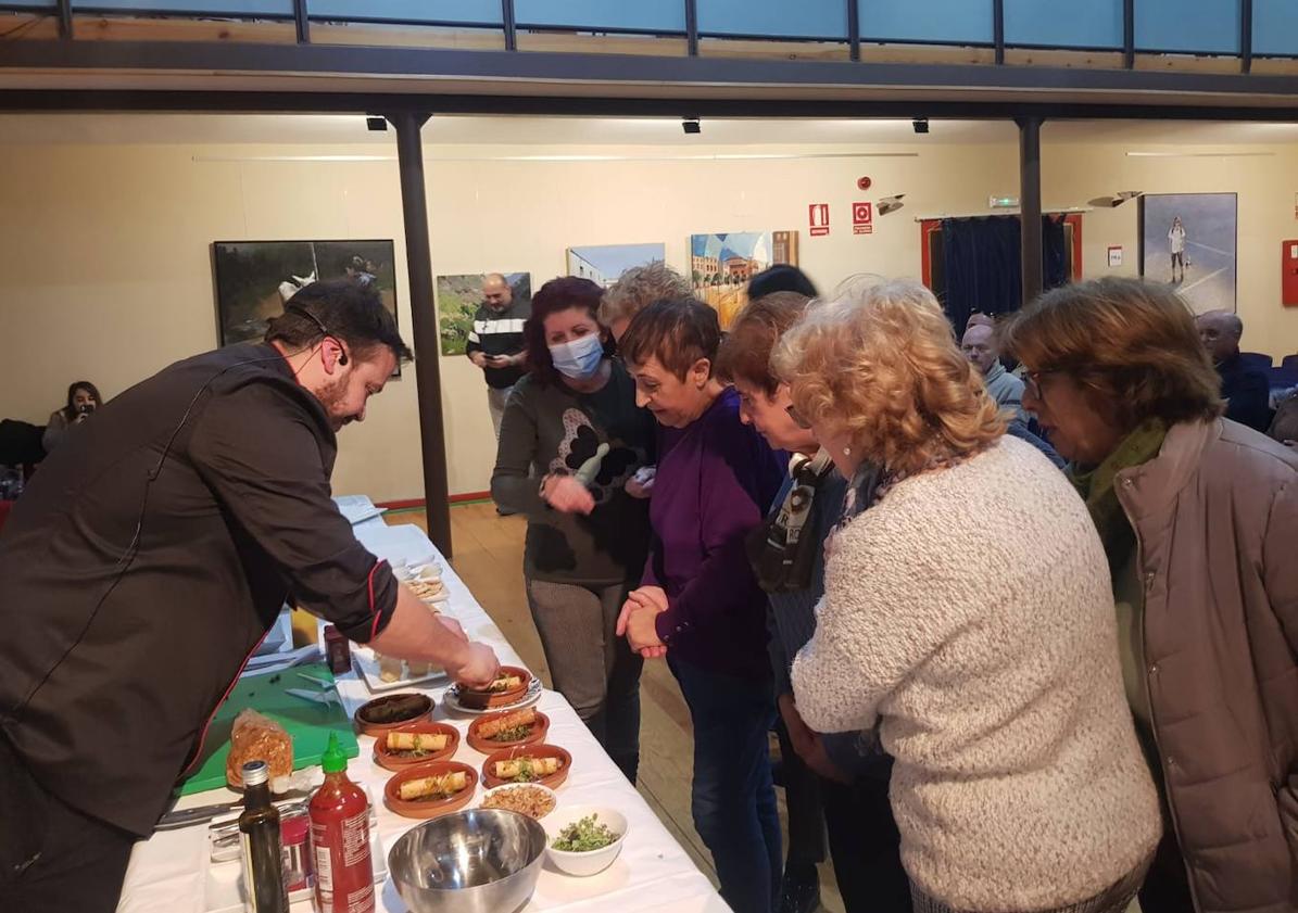 Imagen principal - David Berdejo muestra tres formas de comer las tradicionales coles con buche