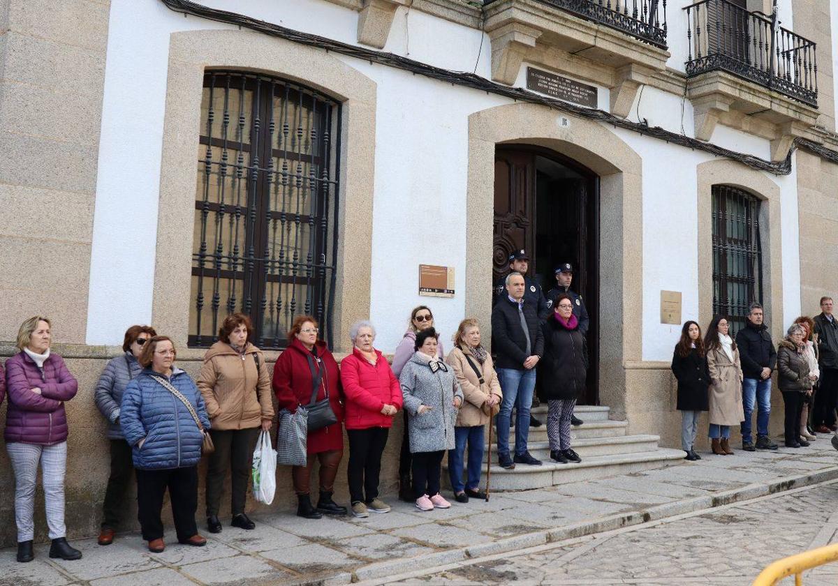 Minuto de silencio en la puerta del Ayuntamiento.