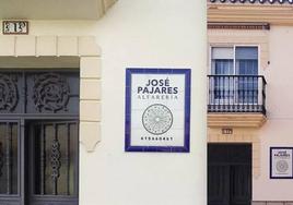 Fachada del taller con el nuevo cartel.