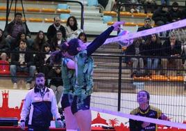 Raquel del Álamo anota un punto en una acción de bloqueo.