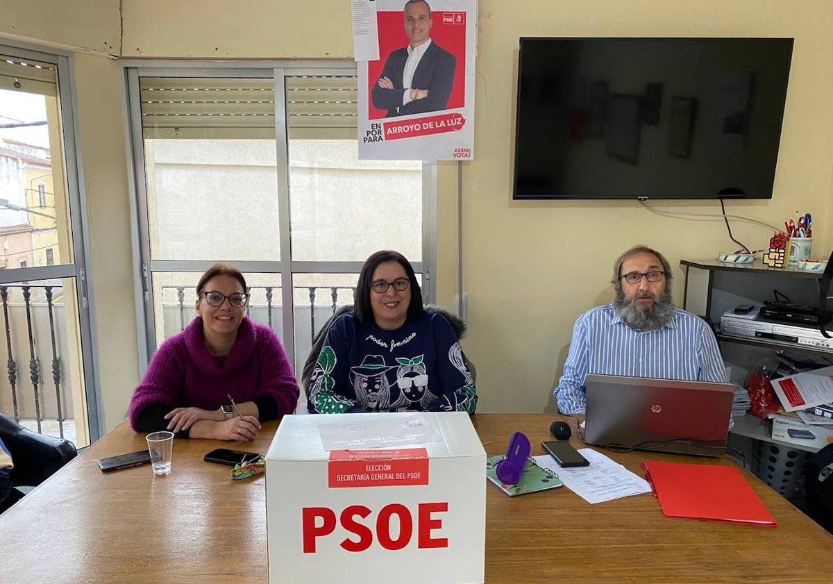Imagen principal - Arriba, mesa en la sede de Arroyo de la Luz. Debajo, Carlos Caro, alcalde arroyano, junto a Lola Pallero, interventores de la mesa.
