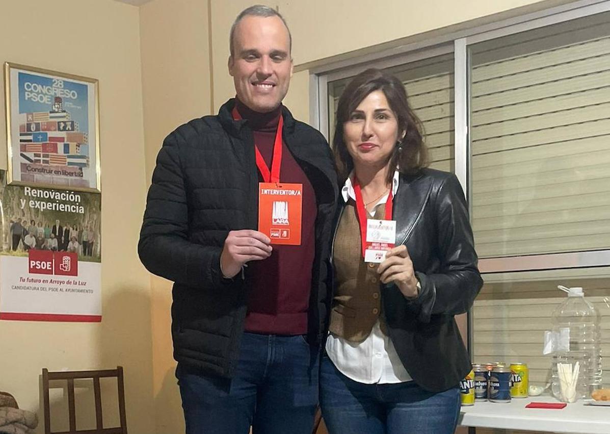 Imagen secundaria 1 - Arriba, mesa en la sede de Arroyo de la Luz. Debajo, Carlos Caro, alcalde arroyano, junto a Lola Pallero, interventores de la mesa.