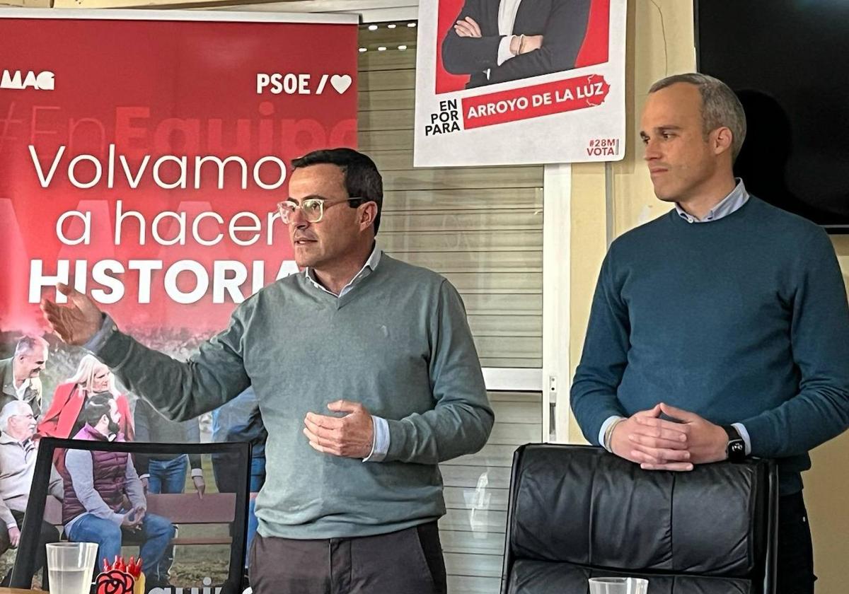 Miguel Ángel Gallardo junto a Carlos Carlo, alcalde de Arroyo de la Luz, en su visita a la sede local durante la presentación de su proyecto.