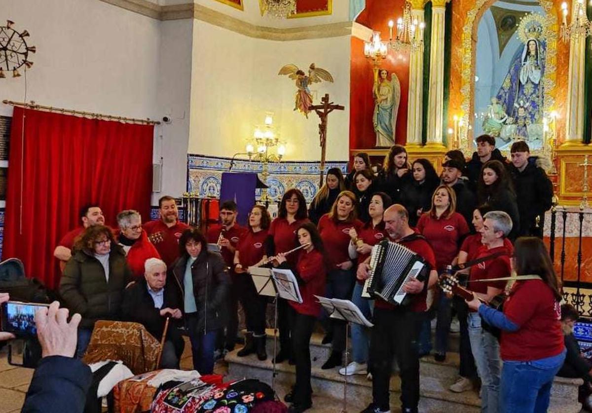 Imagen principal - Los descendientes de 'los Gutiérrez' donan dos refajos al grupo folklórico 'El Pandero'