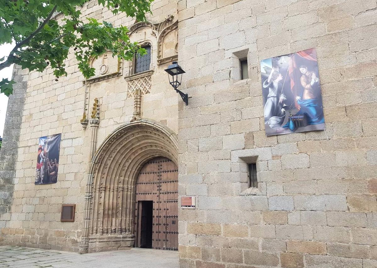 Imagen secundaria 1 - Exposición exterior y cuadro de la exposición interior.